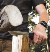 Böker Messer beim Bearbeiten von Holz